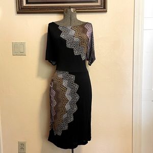 RELAXED Black and Geometric below-the-knee short-sleeved dress with hip ruching